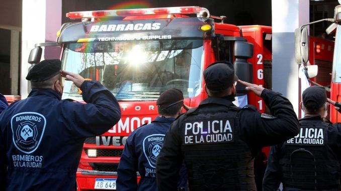 Rodríguez-Larreta-y-Santilli-encabezaron-homenaje-a-los-bomberos-caídos-en-servicio-en-Villa-Crespo_-678x381