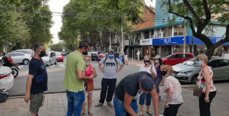 Vecinos firmando petitorio por El Palomar