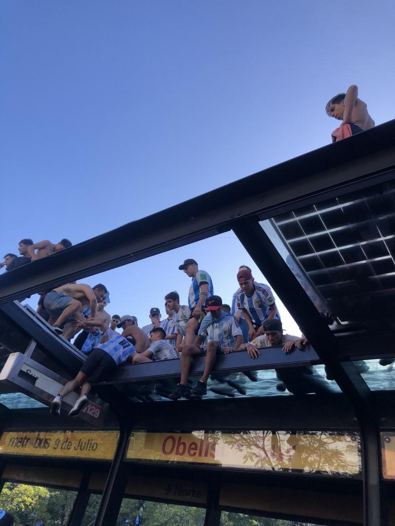 El lado B de los festejos en el Obelisco: violencia, robos y vandalismo ...